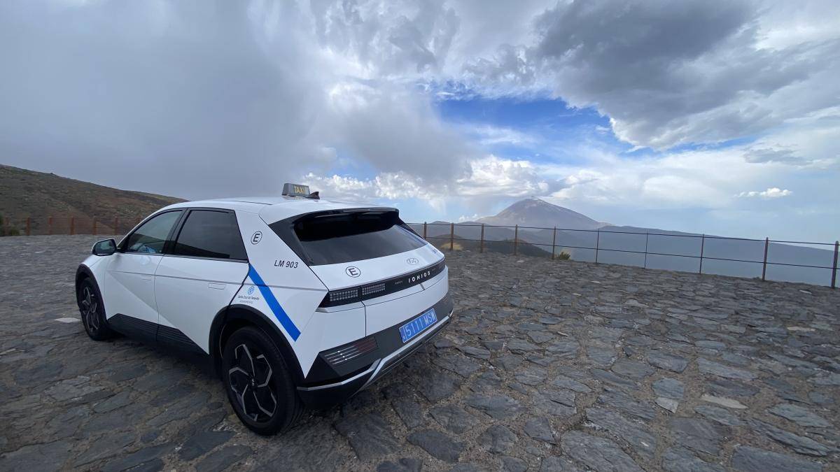 Vehículo eléctrico Hyundai Ioniq 5 ofreciendo servicio de traslado al Parque Nacional del Teide